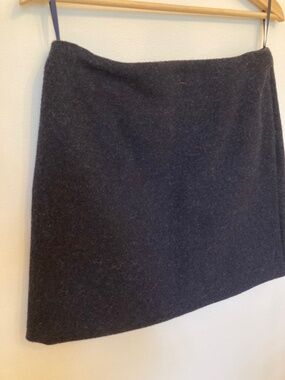 Short wool skirt